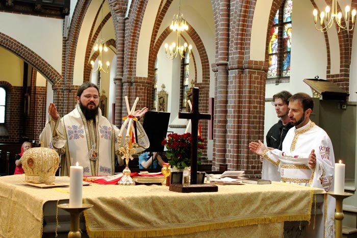 Hramul parohiei româneşti din Odense, Danemarca 90305