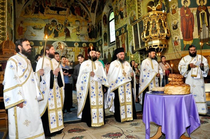 Slujbe de pomenire pentru mitropolitul Visarion Puiu 90355