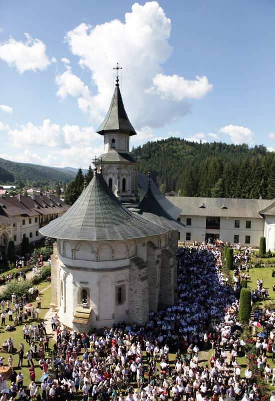 Născătoarea de Dumnezeu cinstită cu evlavie de români 90384