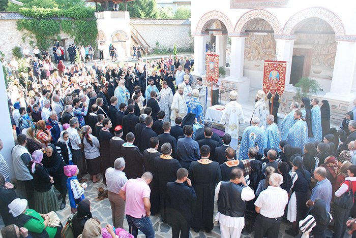 Hram de tradiţie şi resfinţire de biserică 90410