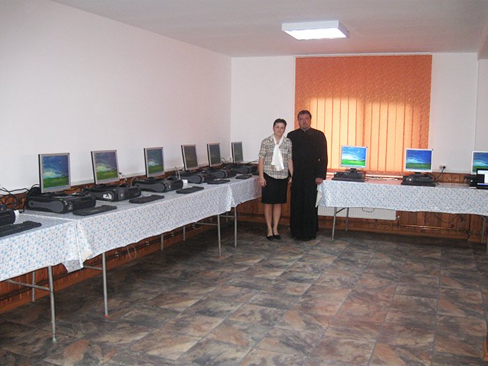 Cursuri de informatică pentru copiii nevoiaşi 90435