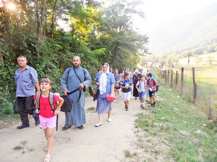 Tineri din Slimnic în pelerinaj la Mănăstirea vâlceană Turnu 90473