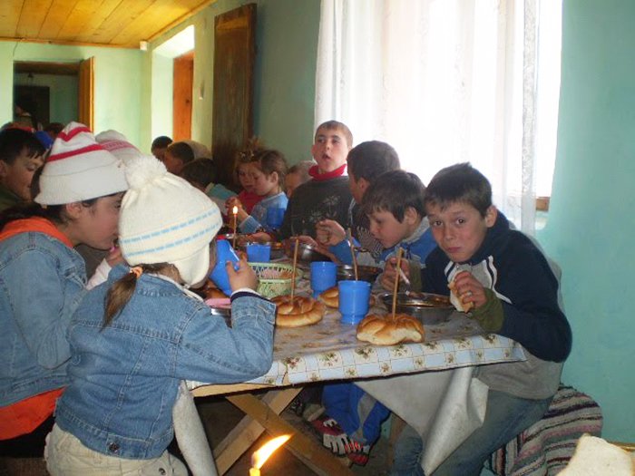 Ajutor pentru 20 de copii din parohia Mânzaţi, Protopopiatul Bârlad 90540