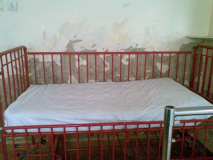 Un salon de spital mai bolnav decât copiii pe care îi adăposteşte 90524