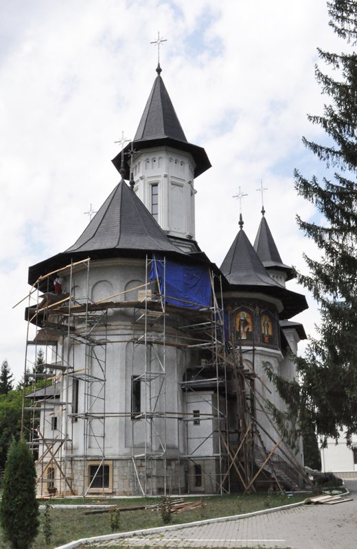 A început pictarea exteriorului Bisericii „Sf. Ioan Iacob“ de la Mănăstirea Neamţ 90555