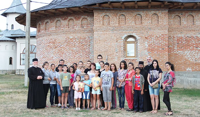 Tabără de vară la Mănăstirea gălăţeană Cârlomăneşti 90546