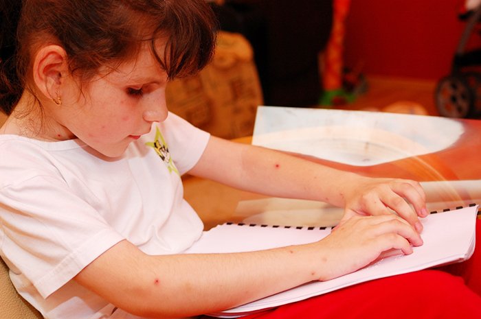 La doar 8 ani, o fetiţă se zbate în întuneric 90571