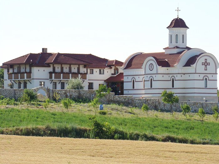 Parohii şi mănăstiri îşi prăznuiesc mâine hramul 90586