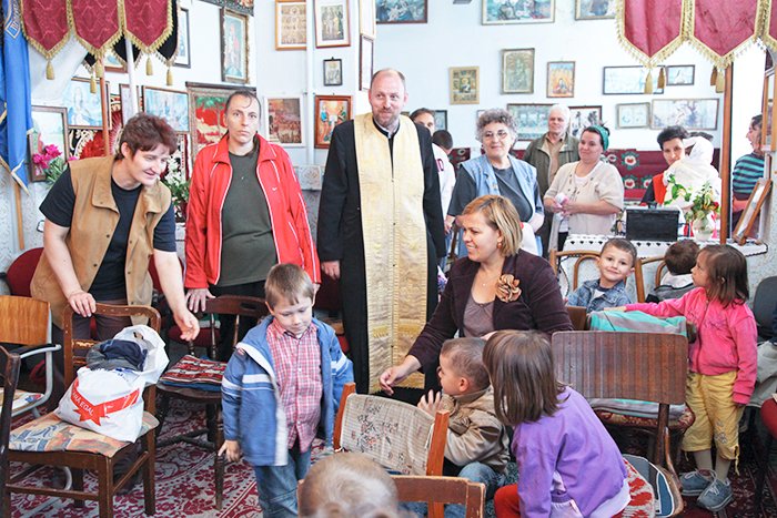 Biserica din Ţiglari îngrijeşte familiile sărace 90698
