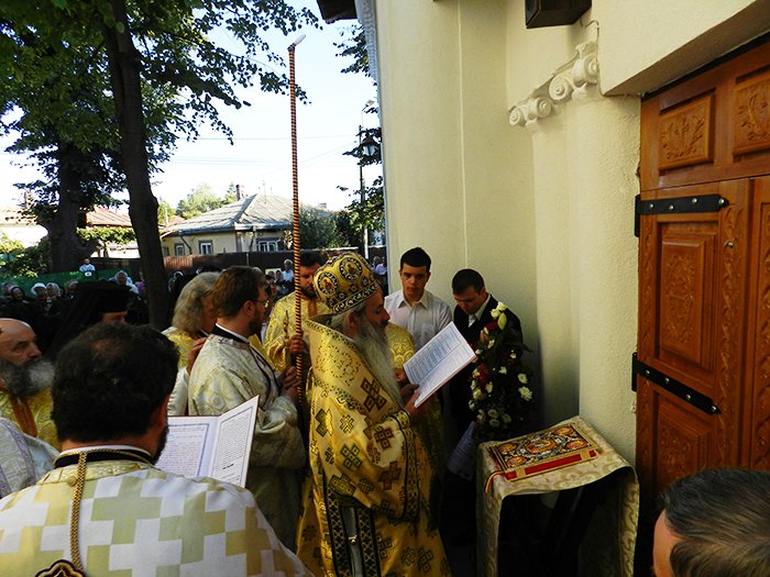 Mii de credincioşi la resfinţirea Bisericii „Sfântul Ierarh Spiridon“ 90714