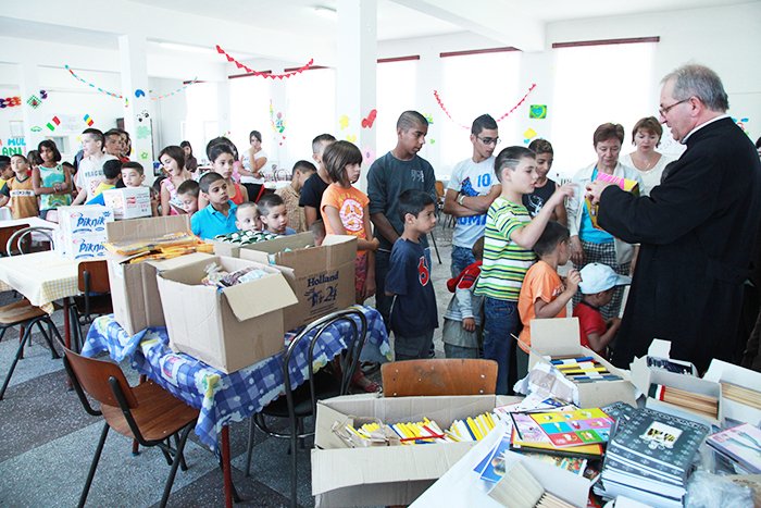 Trei centre de copii au primit rechizite 90756