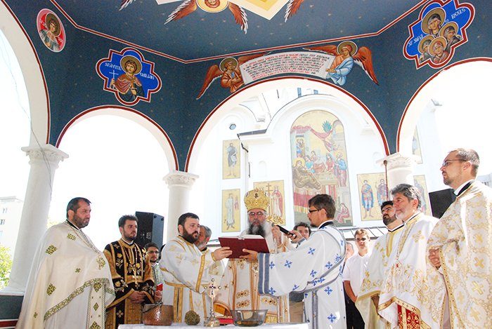 Hram şi sfinţire la Biserica Maicii Domnului 90811