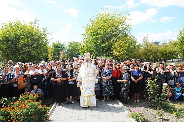 Sfinţirea bisericii maramureşene din Mizil 90805