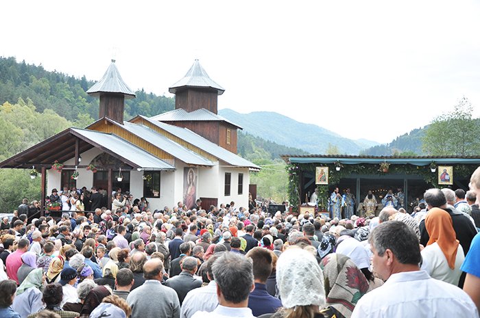 Doi ierarhi la sfinţirea bisericii din Crivaia, Tarcău 90834
