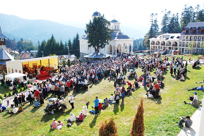 Sărbătoare luminoasă la poalele Caraimanului 90902