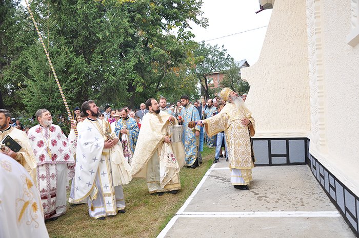 Altar de vară şi 90 de icoane în mozaic, sfinţite de IPS Teofan la Belceşti 90938