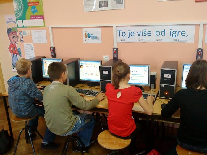 Elevii europeni învaţă obligatoriu două limbi 91033