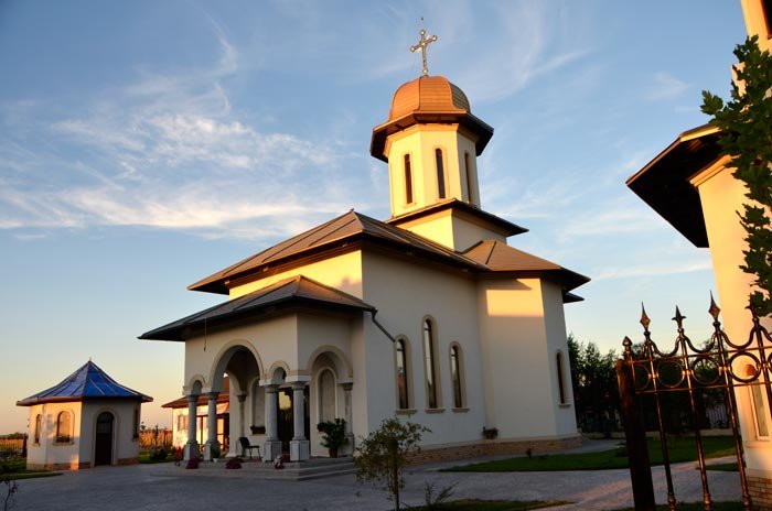 Au ridicat biserica visată de strămoşi 90073