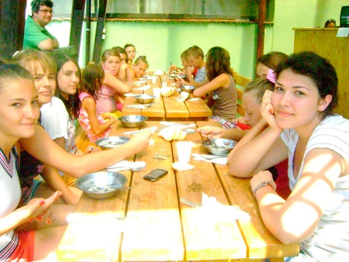 Răsplată pentru copiii merituoşi din parohia Poieni 90039