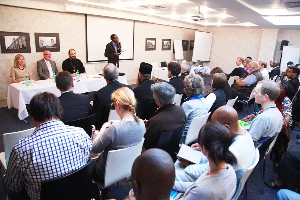 Membrii „Crucii Albastre“ în conferinţă 89890