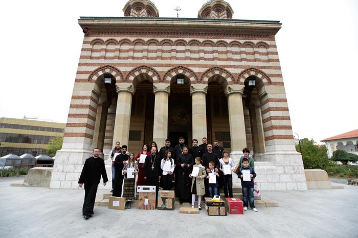 Nouă copii premiaţi în Arhiepiscopia Craiovei 89855