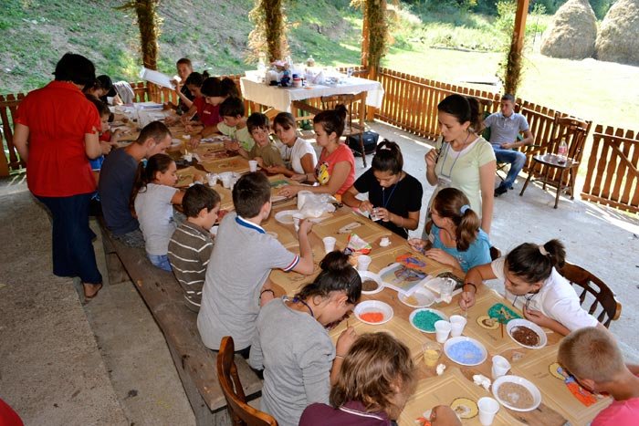 Tinerii, îndemnaţi să se implice în viaţa Bisericii 89876