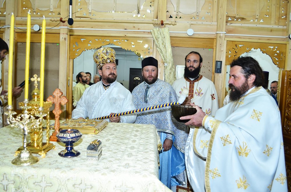 Biserica „Sfântul Ilie“ din Huşi a primit veşmântul sfinţirii 89246