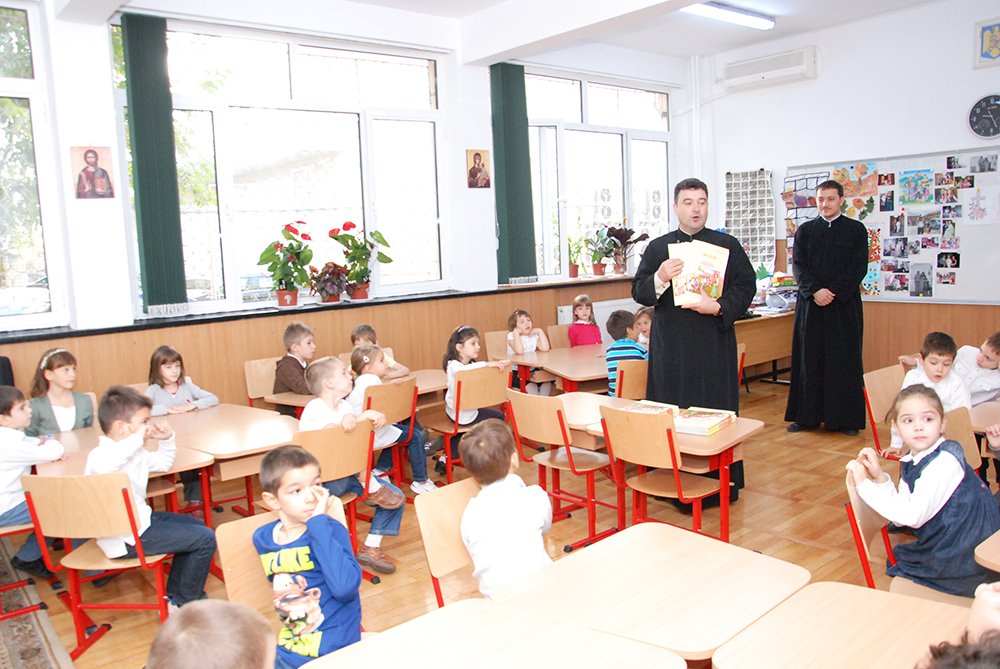 Parohia Mătăsari sprijină ora de religie 89278