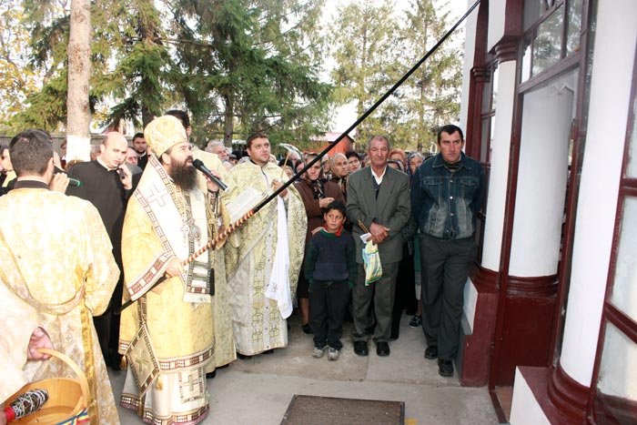 Liturghie arhierească în parohia olteană Popeşti 89422