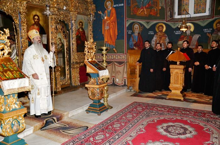 Liturghie arhierească la cursurile pentru obţinerea gradelor preoţeşti 89404
