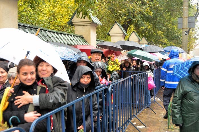 Peste 120.000 de pelerini au trecut pe la moaşte 89411