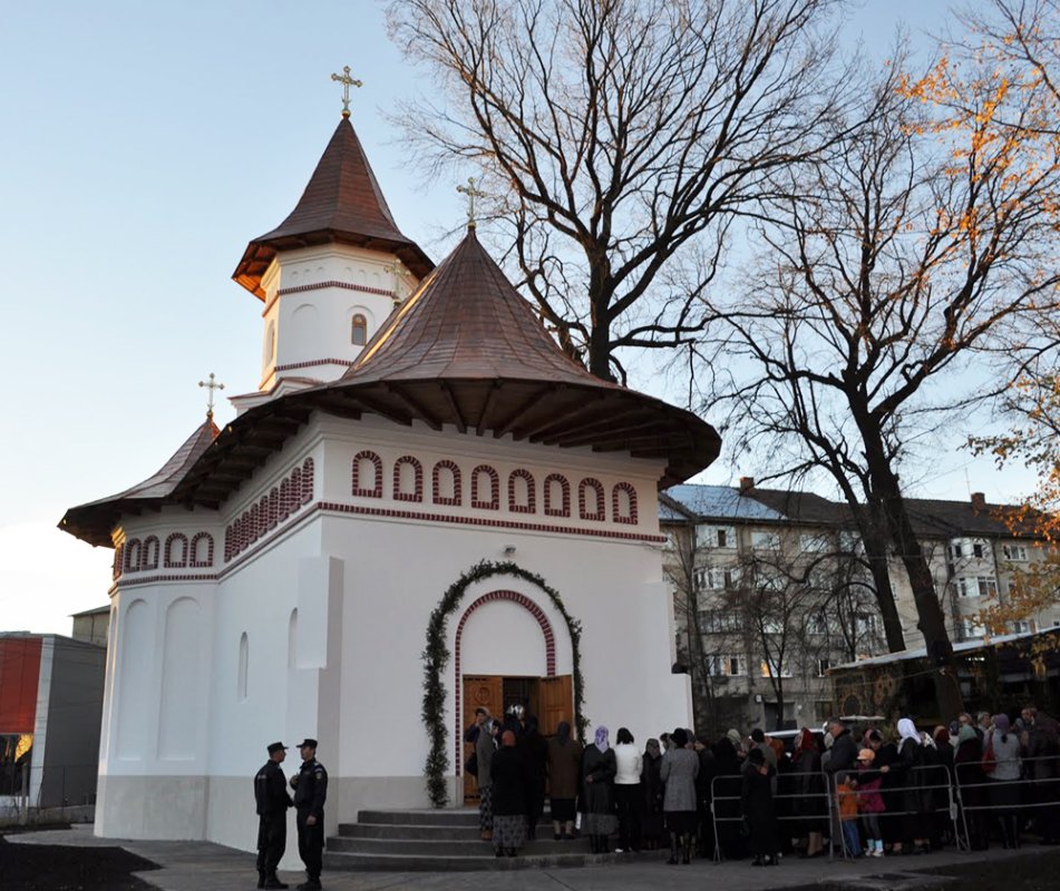 Fragment din moaştele Sfântului Nectarie, la biserica Spitalului de Copii din Botoşani 89575