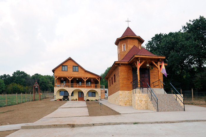 Schitul şi grotele pustnicilor de la „Canaraua fetei“ 89711