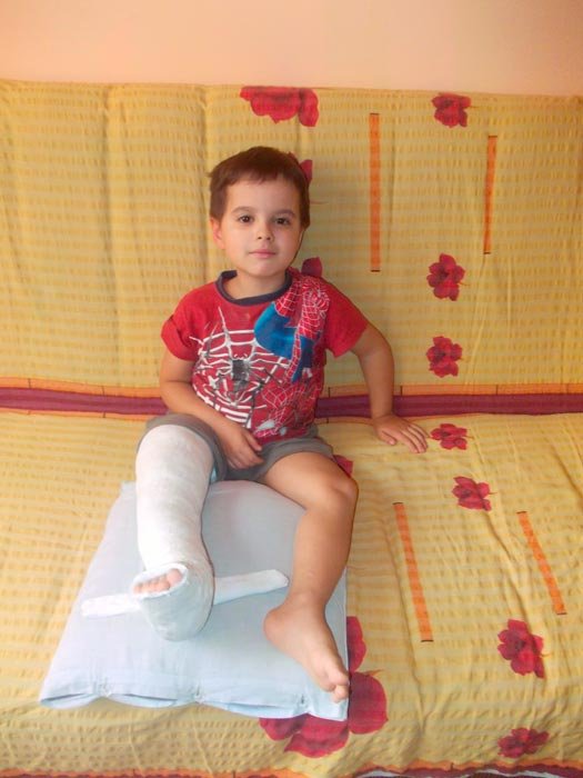 „Ajutaţi-l pe fiul nostru să meargă!“ 89729