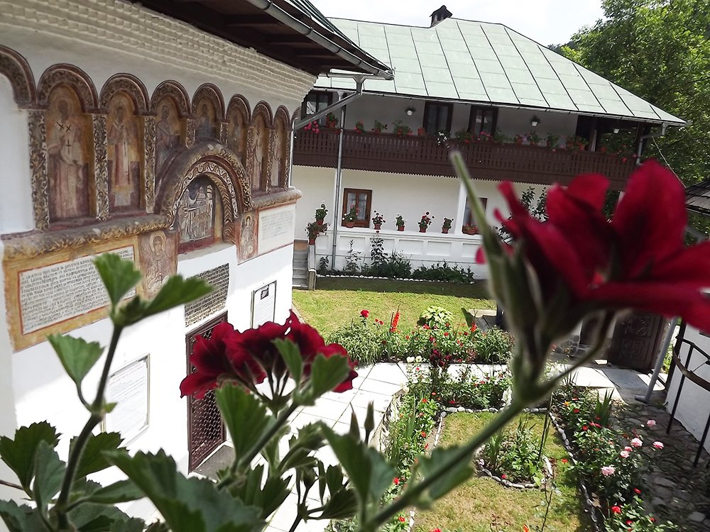 Schitul Iezer, luminat de duhul Cuviosului Antonie 89077