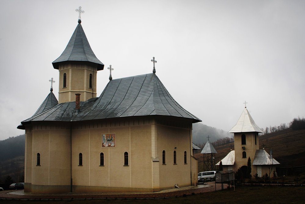 IPS Teofan, prezent la hramul Mănăstirii Peştera din judeţul Neamţ 89090