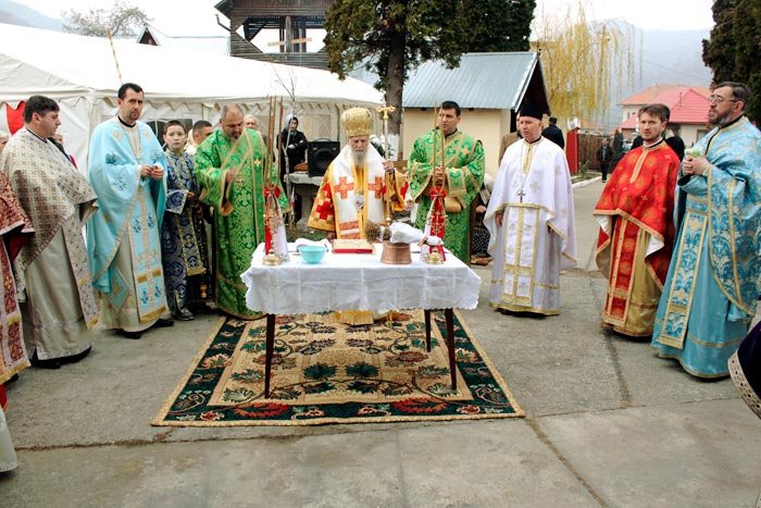 Liturghii arhiereşti în Mitropolia Olteniei 88158