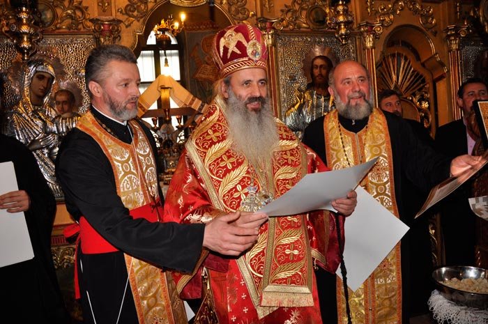 Liturghie arhierească în parohia „Sfântul Ierarh Nicolae“ din Podu Iloaiei 88163