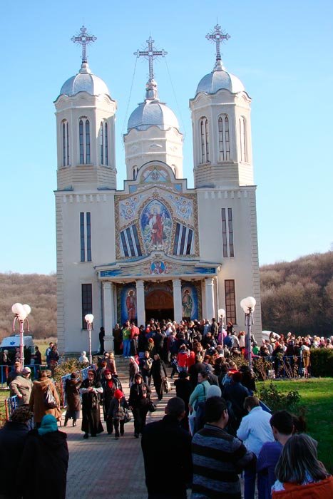 Românii îşi sărbătoresc ocrotitorul spiritual 88172