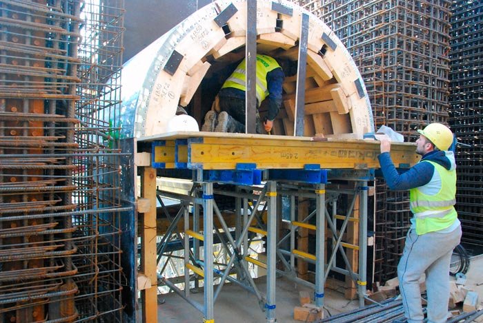 Se lucrează la sala polivalentă a Catedralei 88198