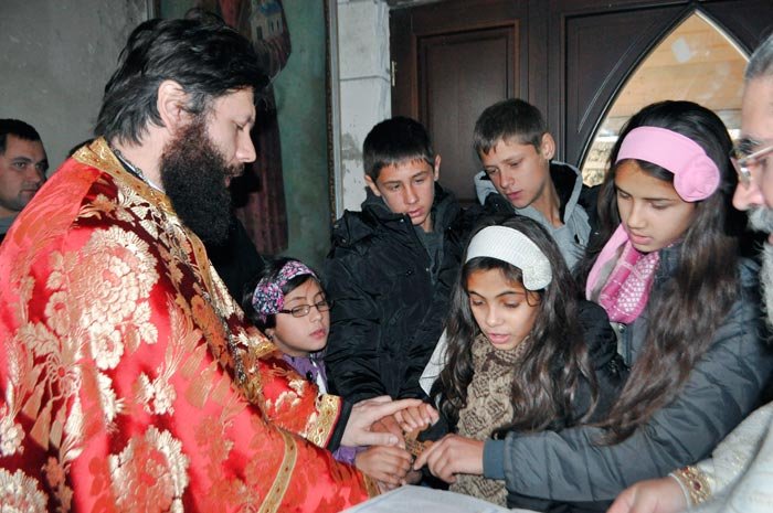 Haină luminoasă a botezului pentru cinci copii din Vadu Vejii 88253