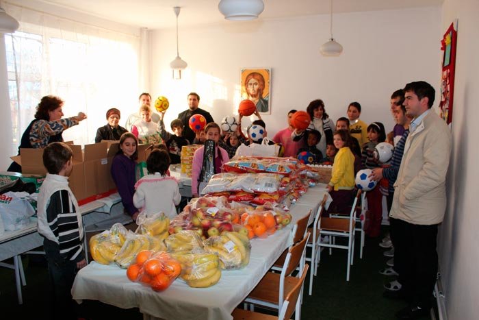 Credincioşii Parohiei „Sfinţii Împăraţi Constantin şi Elena” l-au adus pe Moş Nicolae la Urziceni 88308