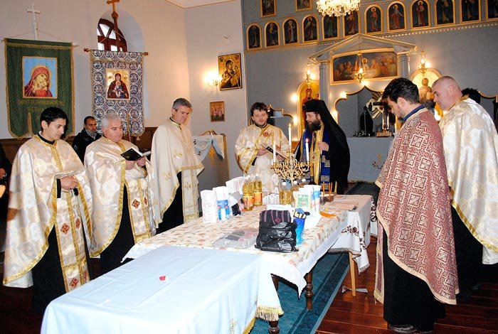 Taina Sfântului Maslu pentru românii din Ungaria şi Italia 88416