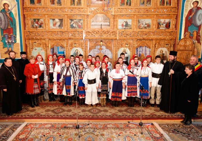 Sute de copii colindă în aşteptarea Crăciunului 88475