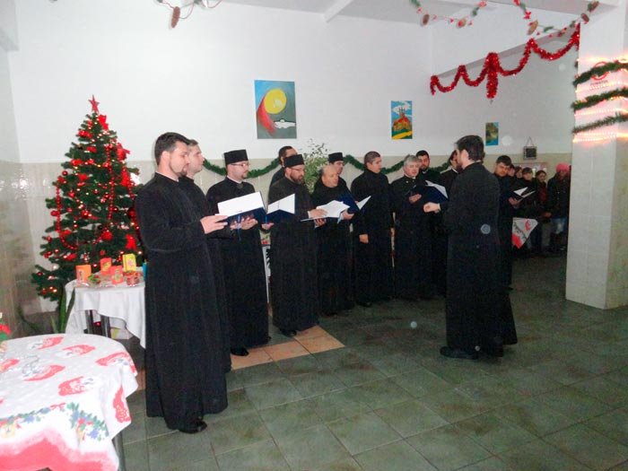 Preoţii băcăuani i-au colindat pe copiii din Centrul Rezidenţial „Henri Coandă“ 88522