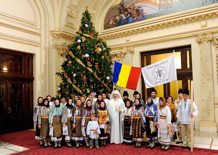 Cete de colindători la Palatul Patriarhiei 88533