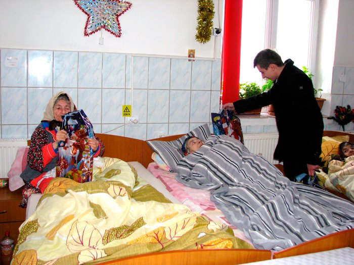 Colind din suflet de copil pentru bătrânii singuri 88581