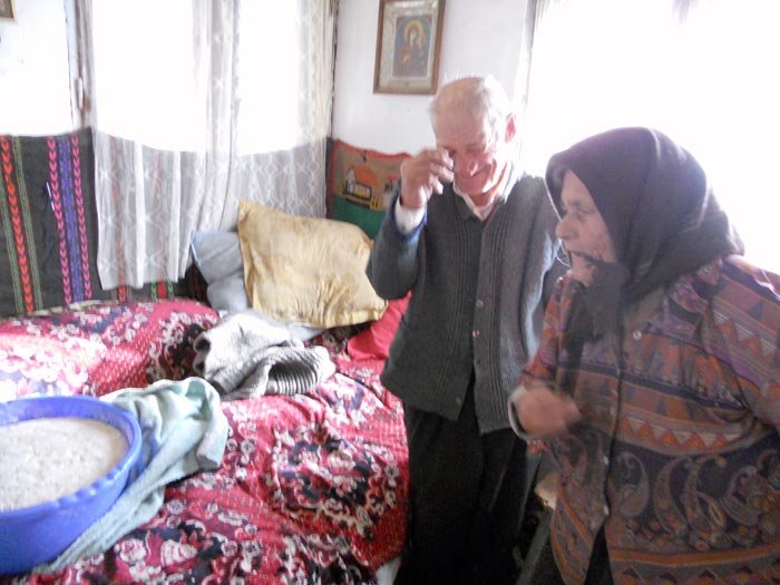 Poveşti de Crăciun într-o curte din Singureni 88655