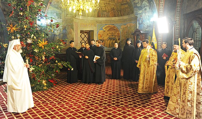 Slujitorii Catedralei, cu icoana Naşterii Domnului la Reşedinţa patriarhală 88695