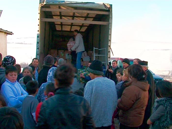 IPS Andrei în mijlocul comunităţii rrome de la Pata Rât 88758